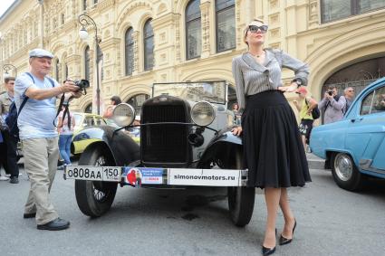 Москва.   Актриса и режиссер Рената Литвинова у автомобиля ГАЗ - А (1936 г.) перед стартом автопробега  классических автомобилей `ГУМ-Авторалли` у ГУМа.