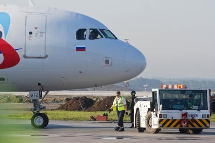 Екатеринбург. Международный аэропорт \'Кольцово\'. Авиатехник обслуживающий самолет