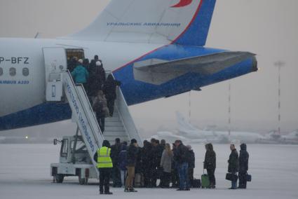 Екатеринбург. Международный аэропорт \'Кольцово\'. Посадка пассажиров в самолет