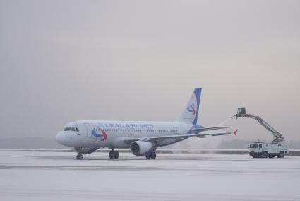 Екатеринбург. Международный аэропорт \'Кольцово\'. Обработка самолета противообледенительной смесью