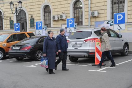 Москва.   Места парковки для инвалидов.