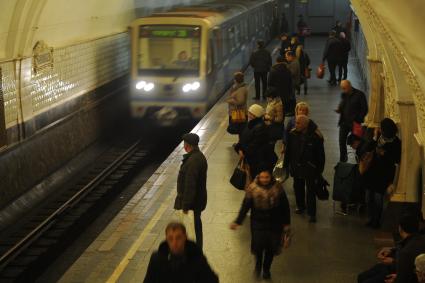 Москва.  Пассажиры на станции метро `Таганская`.