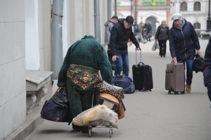 Москва.  Женщина с багажом у Казанского вокзала.