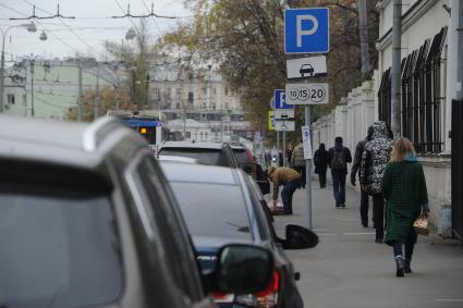 Москва.  Дорожный знак, информирующий о платной парковке на одной из улиц города.