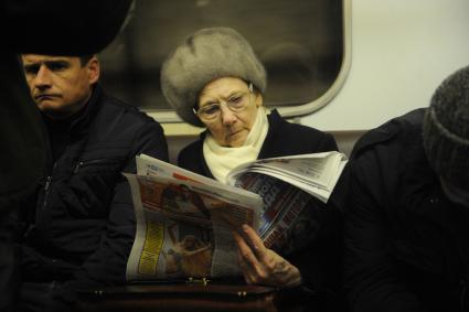 Москва.   Пассажиры в вагоне поезда метро.