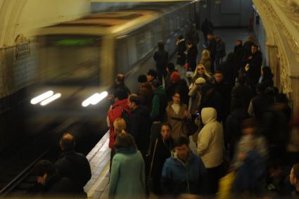 Москва.  Пассажиры на станции метро `Таганская`.