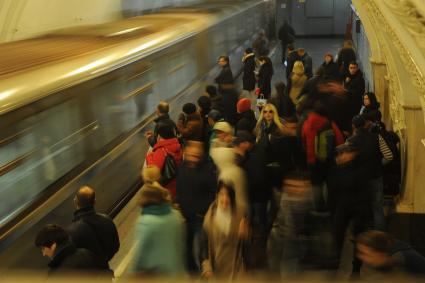 Москва.  Пассажиры на станции метро `Таганская`.