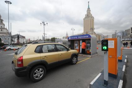 Москва. Автомобиль на платной парковке на Комсомольской площади.