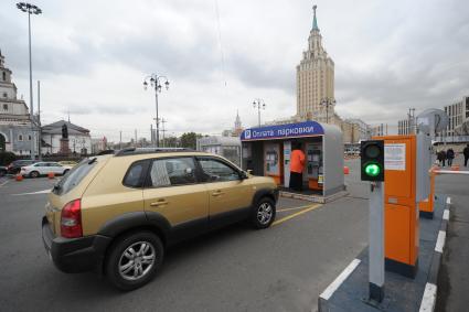 Москва.  Автомобиль на платной парковке на Комсомольской площади.