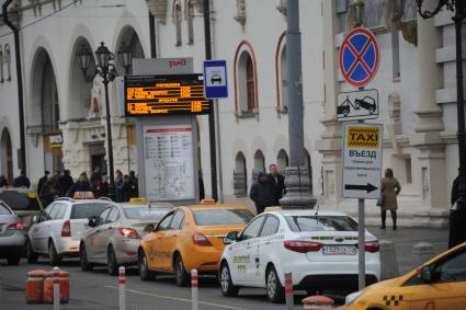 Москва.  Знак `Место стоянки легковых такси` на Комсомольской площади рядом с Казанским вокзалом.