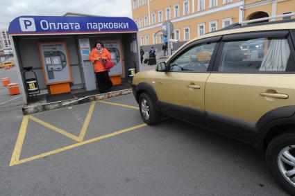 Москва.   Автомобиль на платной парковке на Комсомольской площади.