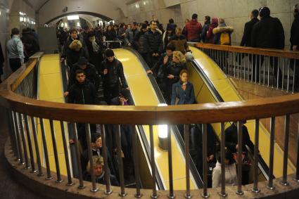 Москва.   Пассажиры на эскалаторе на одной из станций метро.