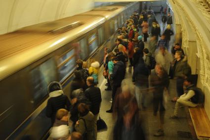 Москва.  Пассажиры на станции метро `Таганская`.