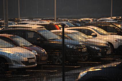 Москва. Автомобили на платной парковке .