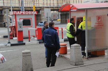 Москва.  Платная парковка на Комсомольской площади.