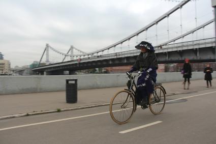 Москва.   Участница ретро-велопарада на Крымской набережной.