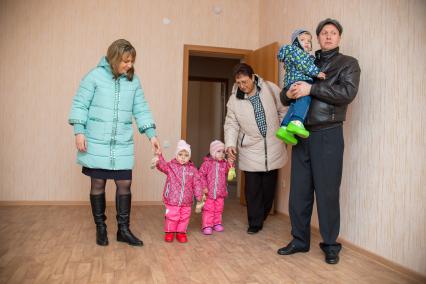 Челябинск.  Многодетная семья получила новую квартиру.