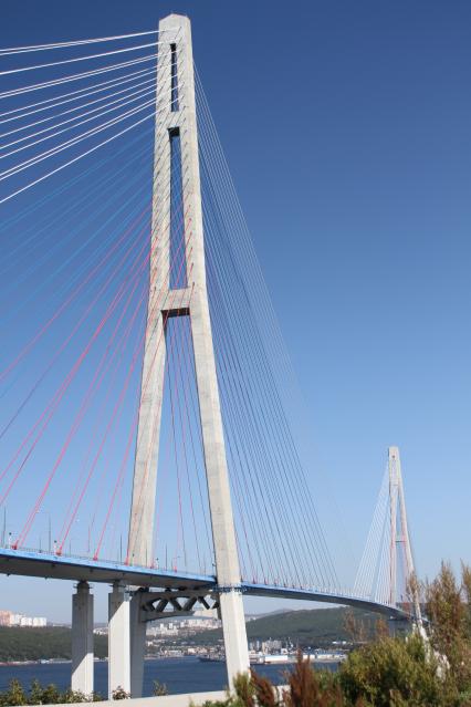 Владивосток. Русский мост - вантовый мост через пролив Босфор Восточный на остров Русский.