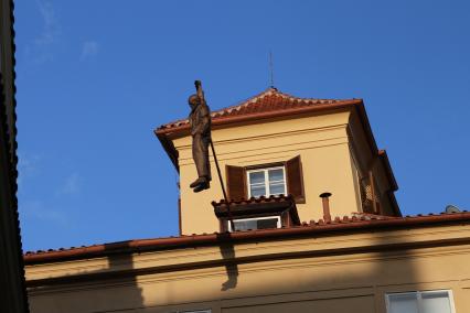 Чехия, Прага.  Скульптура `Висящий Зигмунд Фрейд`.
