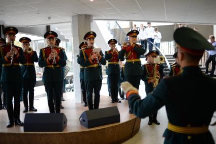 Москва. Выступление военного духового оркестра на первом слете московского отделения Всероссийского военно-патриотического движения `Юнармия` на Воробьевых горах.