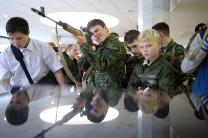 Москва.  Участники первого слета  московского отделения Всероссийского военно-патриотического движения `Юнармия` на Воробьевых горах знакомятся с оружием.