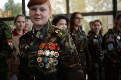 Москва. Девушка курсант  на  первом слете московского отделения Всероссийского военно-патриотического движения `Юнармия` на Воробьевых горах.