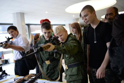 Москва. Участники первого слета московского отделения Всероссийского военно-патриотического движения `Юнармия` на Воробьевых горах знакомятся с оружием.
