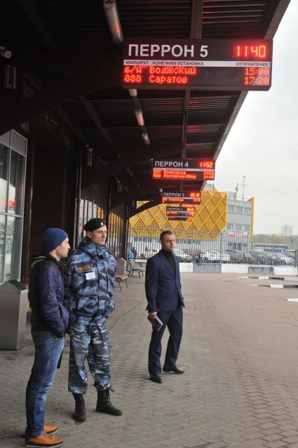 Москва. У здания международного автовокзала `Южные ворота` в Люблино.