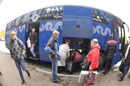 Москва. Пассажиры складывают багаж в автобус у здания международного автовокзала `Южные ворота` в Люблино.