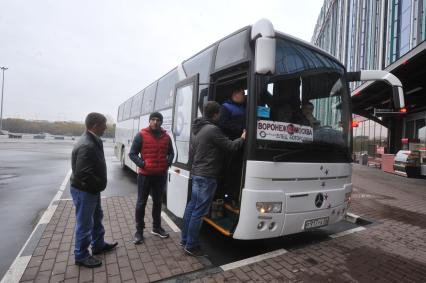 Москва. Пассажиры перед отправлением автобуса, следующего по регулярному маршруту Москва - Воронеж, у здания международного автовокзала `Южные ворота` в Люблино.