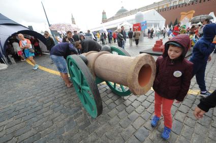 Москва.   Мальчик у макета пушки  на Красной площади.