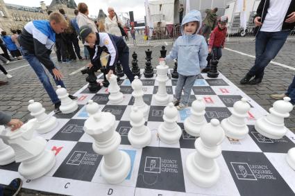 Москва. Дети играют в шахматы на Красной площади.