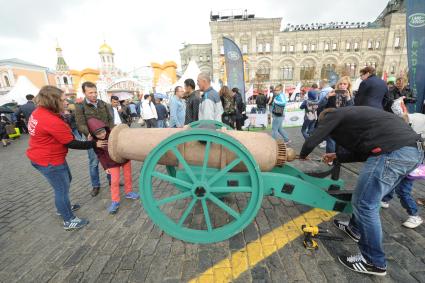 Москва.  Макет  пушки  на Красной площади.