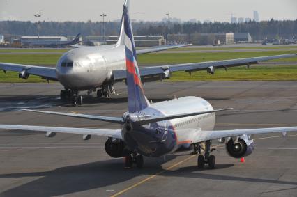 Москва.  Самолеты на взлетной полосе  аэропорта `Шереметьево`.