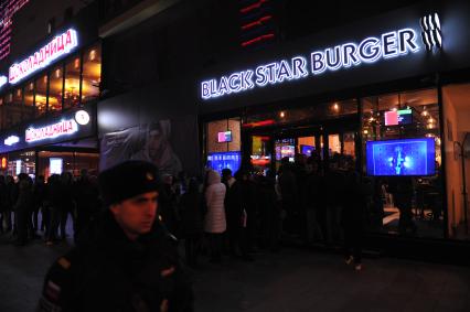 Москва. Очередь в бургерную `Black Star Burger`, которую  открыл рэпер Тимати на Новом Арбате.