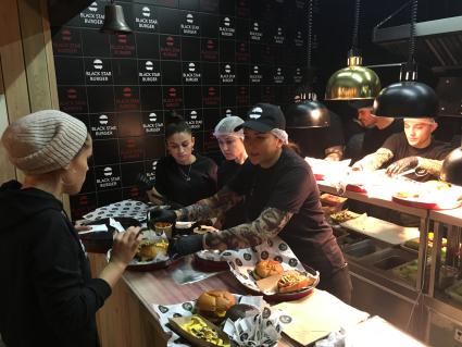 Москва. Посетители  в бургерной `Black Star Burger`, которую  открыл рэпер Тимати на Новом Арбате.