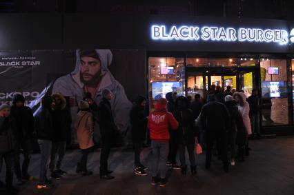 Москва. Очередь в бургерную `Black Star Burger`, которую  открыл рэпер Тимати на Новом Арбате.