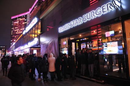 Москва. Очередь в бургерную `Black Star Burger`, которую  открыл рэпер Тимати на Новом Арбате.