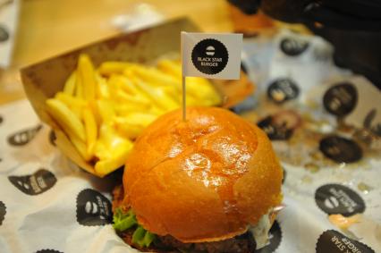 Москва.  Готовые бургеры в бургерной `Black Star Burger`, которую  открыл рэпер Тимати на Новом Арбате.