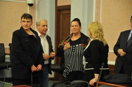 Москва. Депутат Верховной рады Надежда Савченко (слева) и тетя Станислава Клыха (третий слева) на заседании Верховного суда РФ, где рассматривается жалоба на приговор по делу граждан Украины Николая Карпюка и Станислава Клыха - участников националистической организации УНА-УНСО.