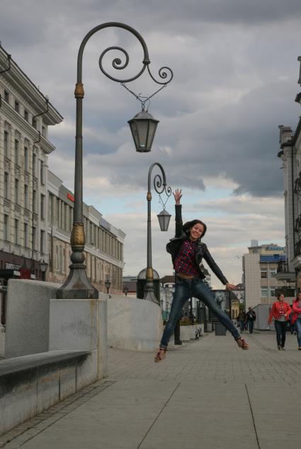 Казань. Девушка во время прогулки  на  Петербургской улице.