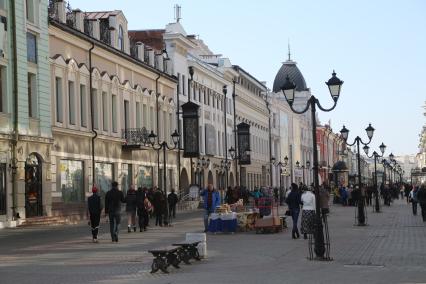 Казань.  Горожане  и туристы гуляют по пешеходной улице Баумана.