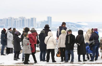 Казань. Группа туристов на улице города.