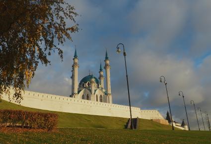 Казань.   Вид на  музей-заповедник `Казанский Кремль`, мечеть Кул-Шариф.