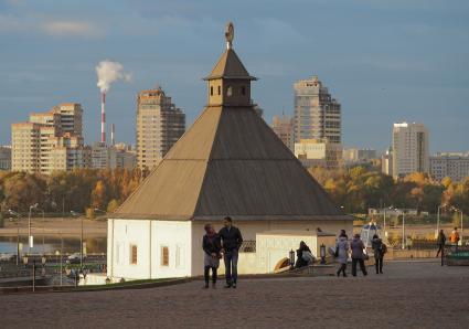 Казань. Туристы гуляют по музею-заповеднику `Казанский Кремль`.