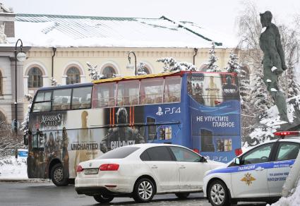 Казань. Двухэтажный туристический автобус  на улице города.