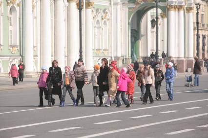Санкт-Петербург.  Школьники во время экскурсии  на Дворцовой площади.