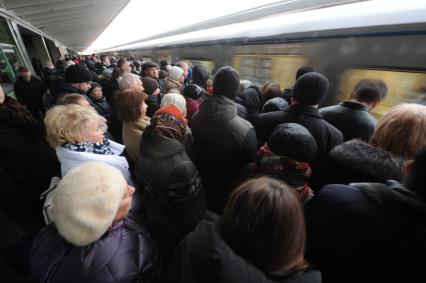 Москва. Пассажиры на платформе станции метро `Выхино` Таганско-Краснопресненской линии.