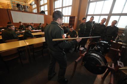 Московская область, п. Орево. Студенты во время  военных сборов на загородной базе МВТУ имени  Н.Э. Баумана.