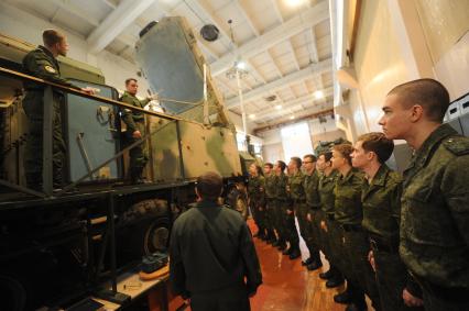 Московская область, п. Орево. Студенты во время  военных сборов на загородной базе МВТУ имени  Н.Э. Баумана.